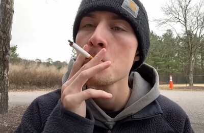 Лечение зависимости от табакокурения в Нижних Сергах Мужчина с сигаретой делает затяжку