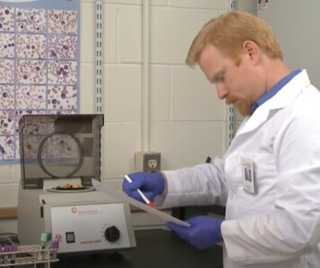 Клиника лечения наркозависимости в Нижних Сергах Врач в кабинете клиники